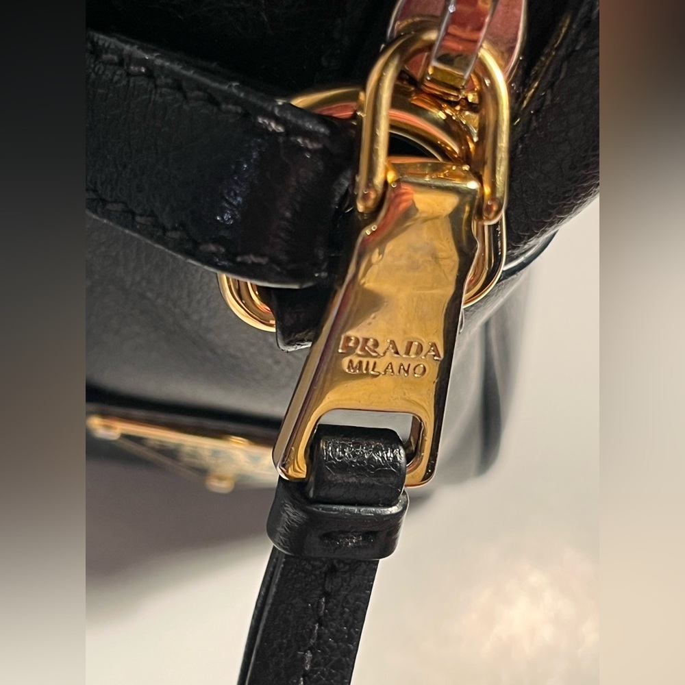PRADA MILANO  (EMBOSSED LOGO) Glace calf Leather Black Shoulder Bag 🎩🎩🎩🎩🎩🎩 - Picture 7 of 16